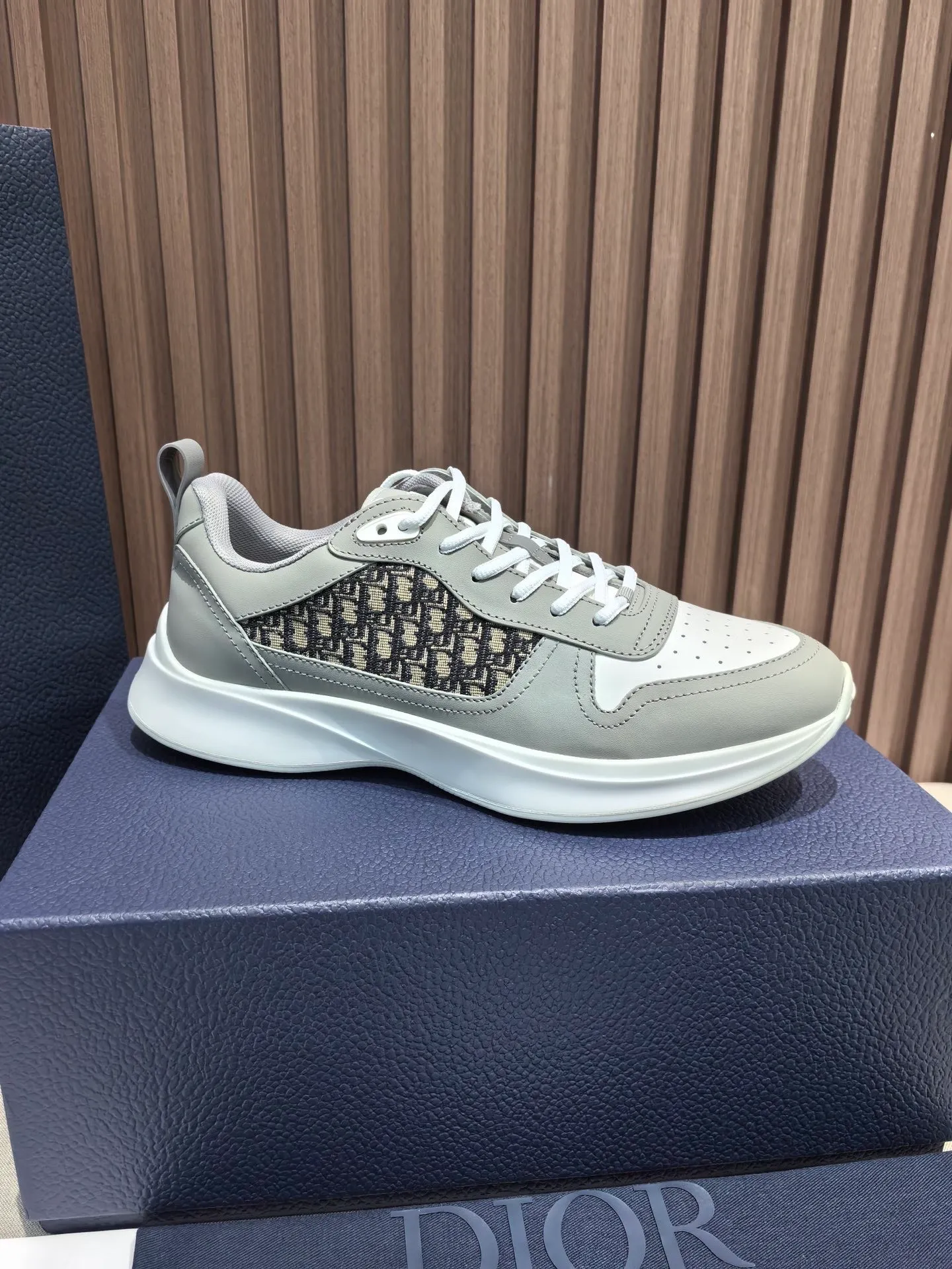 Factory price: 440💰 🔍Top purchasing agent🇮🇹 Dior's super-popular sports shoes, popular for street men, are synchronized with the new product counters. The uppers are made of Italian original imported cowhide and matched with D's customized fabrics. It is a must-have for fashionistas. The complex craftsmanship is perfectly reproduced. Imported soft cowhide foot pads, soles: original soles specially provided by the original factory, exclusive movable molded soles are super comfortable, original factory follow-up goods, 🔍🔍high quality, you can enter and exit the counter at will, welcome to compare, code number 38-45 (46 can be customized and cannot be returned or exchanged)